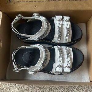 DR. MARTENS VOSS II CHAIN PATENT LEATHER PLATFORM SANDALS (W)